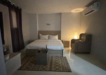 استديو باثاث مريح وبسيط 