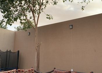 شاليه بجلسة تطل على مسبح خارجي 
