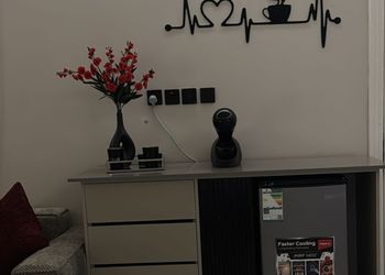 شقة بغرفة معيشة وغرفة نوم 