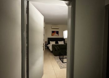 استديو بأثاث مريح وبسيط 