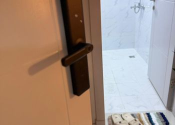 استديو بسرير ماستر وأثاث مريح 
