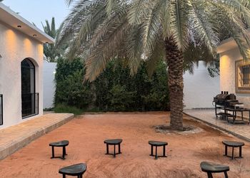 شاليه بجلسة خارجية وألعاب أطفال