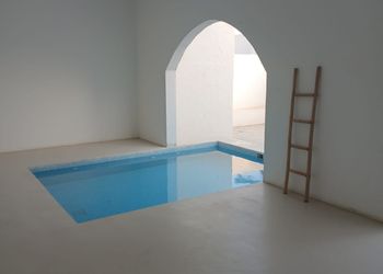 شاليه بمسطح اخضر وجلسة خارجية 