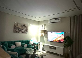 شقة بتصميم فاخر وصالة أنيقة