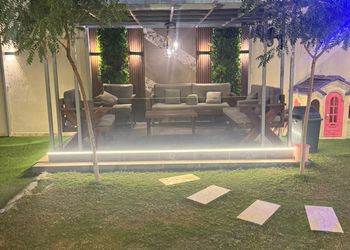 شاليه بجلسة تطل على مسبح خارجي 