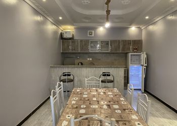 شاليه بمسطح اخضر وجلسة خارجية 