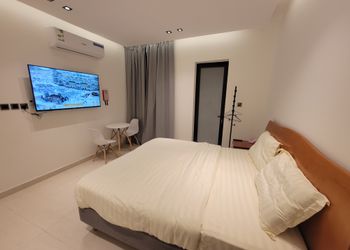 استديو هادئ بسرير وطاولة طعام