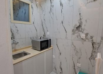 استديو بأثاث مريح وبسيط 