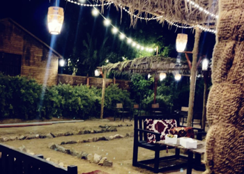 مزرعة بمسطح اخضر وجلسة خارجية