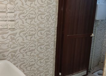 شاليه بجلسة وسط مسبح داخلي