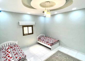 شاليه بمسطح اخضر ومسبح 