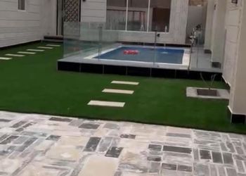 شاليه بمسطح اخضر ومسبح