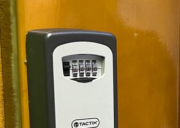 شقة بصالة أنيقة ودخول ذاتي