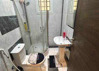 استديو بأثاث مريح وبسيط 