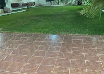 استراحة بمجالس واسعة ومسطح اخضر 