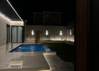 شاليه بمسطح اخضر ومسبح 