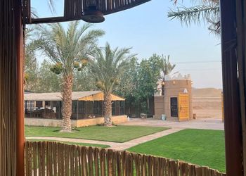 مزرعة بمسطح اخضر وبيت شعر