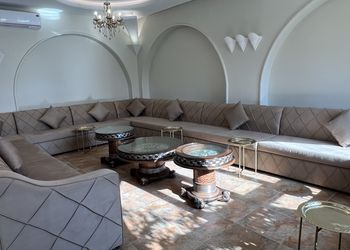 استراحة بمسطح اخضر والعاب اطفال