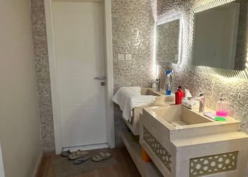 استديو بسرير ماستر وجلسة مريحة 
