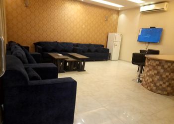 شاليه بمسطح اخضر وجلسة خارجية 