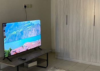 استديو بسريرين مفردة وأثاث مريح