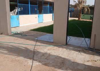 مزرعة بمسطح اخضر ومجلس