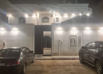 وحدة دور ارضي بغرف نوم ومجالس فاخرة