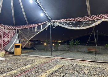 مخيم ببيت شعر وأجواء ممتعة