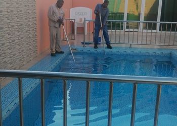 شاليه بمسطح اخضر ومسبح