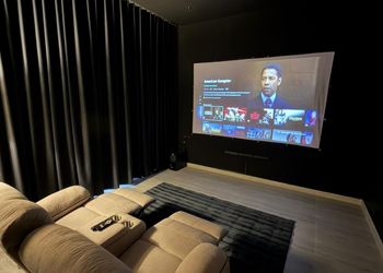 شقة بصالة بلياردو وغرفة سينما