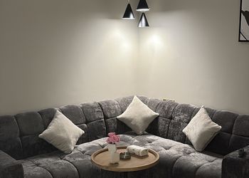 استديو بأثاث مريح وبسيط 