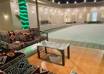 استراحة بجلسة مطلة على المسبح 