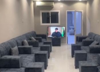 شاليه بجلسة خارجية و مسطح اخضر