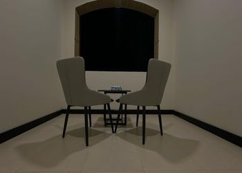 استديو بأثاث مريح وبسيط 