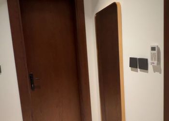 شقة بصالة مودرن وغرفة نوم