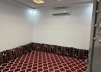 شاليه بمسطح اخضر وجلسة خارجية 