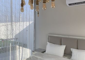 شاليه بجلسة خارجية مطلة على مسبح