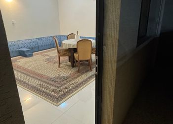 شقة بصالة وثلاث غرف نوم