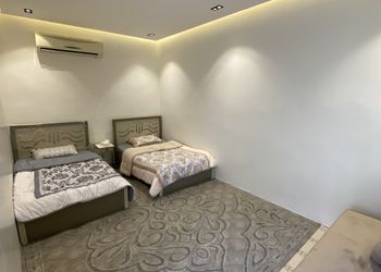 استراحة بمسطحات خضراء وملعب كره 