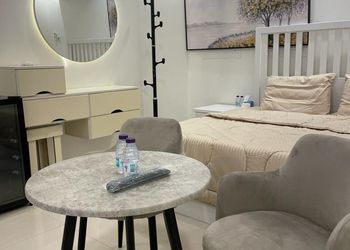 استديو بأثاث مريح وبسيط 