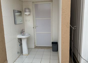 شاليه بجلسة خارجية ومطبخ