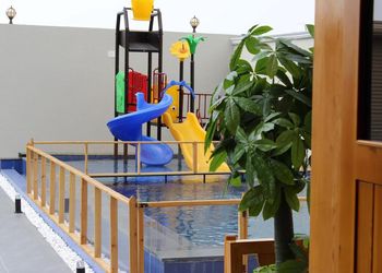 كوخ بتصميم عصري بحديقه خارجيه
