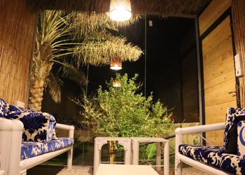 مزرعة بجلسة خارجية ومسطح اخضر