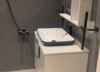 شاليه بصالةتطل على مسبح خارجي