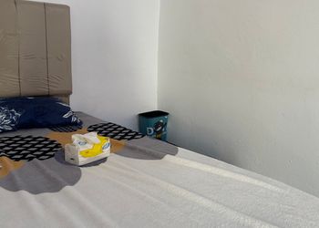 استديو بأثاث مريح وبسيط