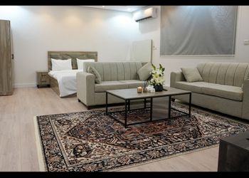 استديو بسرير ماستر وجلسة مريحة