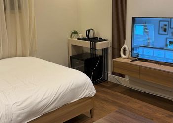 استديو بسرير ماستر وجلسة جانبية