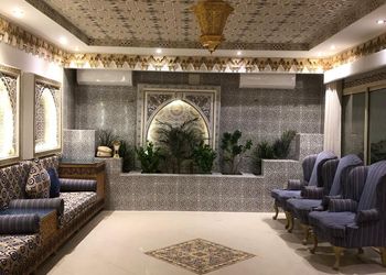 شاليه بمسطح اخضر وجلسة خارجية 