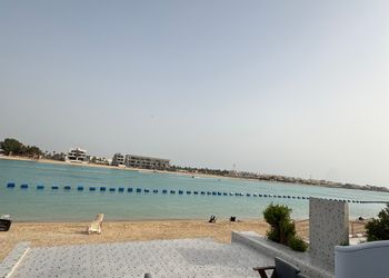 شاليه بمسطح اخضر وجلسة خارجية 