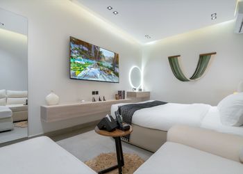 استديو بأثاث مريح وبسيط 